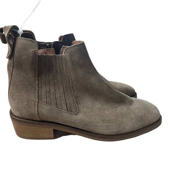 NWOB Aquatalia Carmie Weatherproof Suede Chelsea Booties Light Taupe Gray 7 Chic - Picture 4 of 15